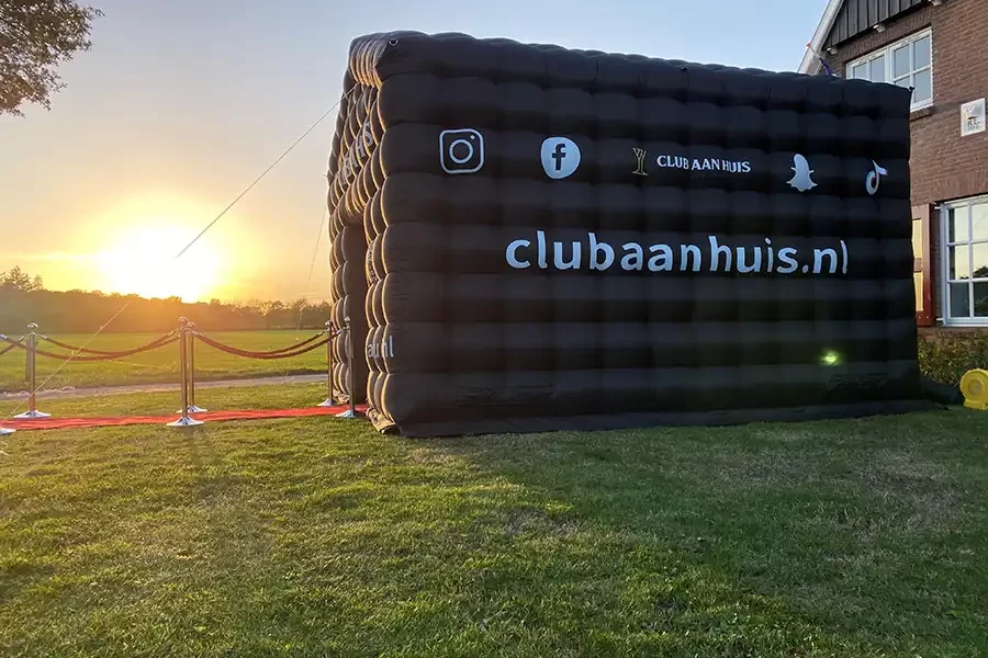 Opblaasbare partytent in tuin voor feest