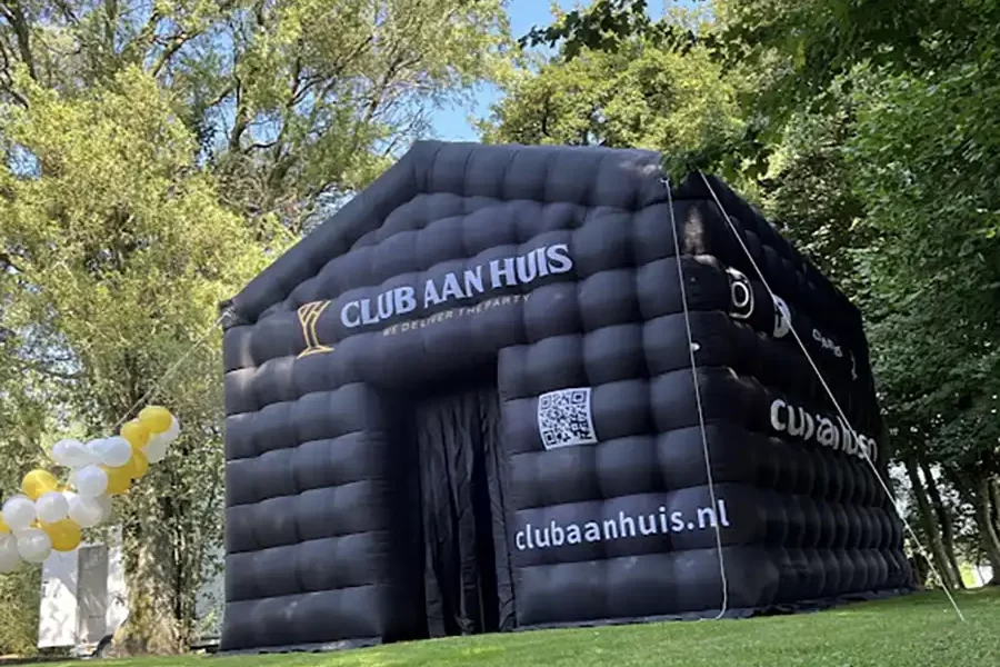 Opblaasbare partytent op heuvel voor feestje