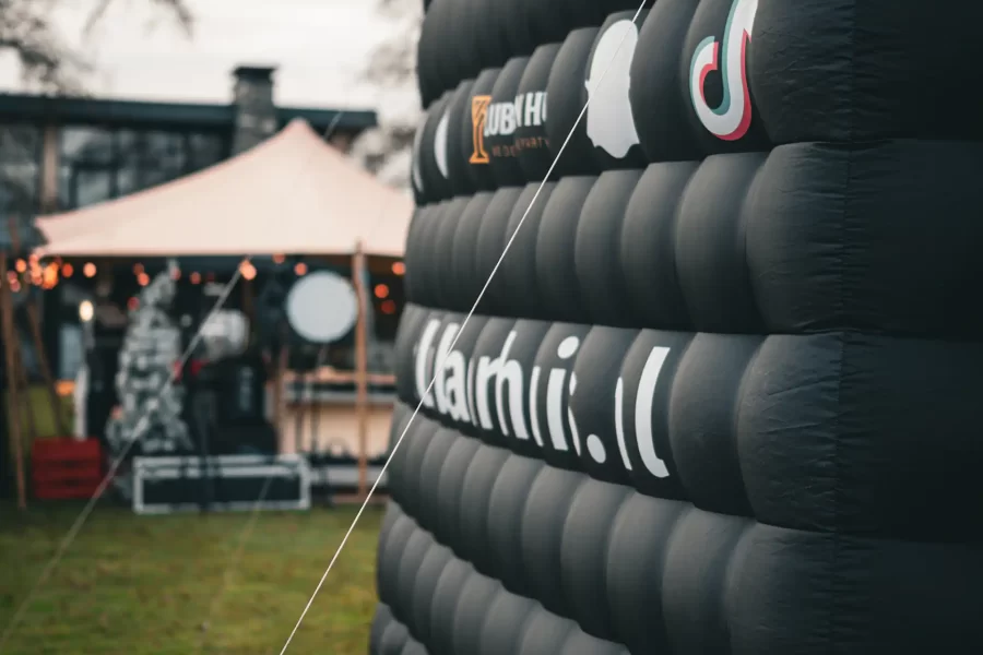 Opblaasbare discotent huren voor tuinfeest