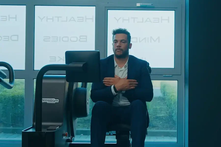 Man in fitnessruimte op kantoor tijdens werk