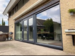 kunststof pui met dubbele deur naar tuin