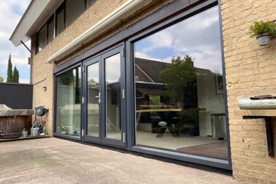 kunststof pui kozijn met dubbele deur naar tuin